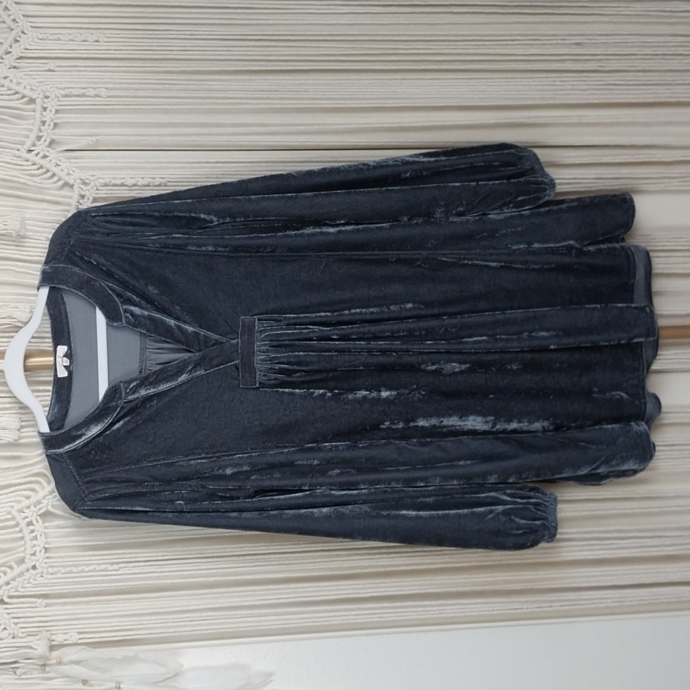 SIZE LARGE EASEL DRESS